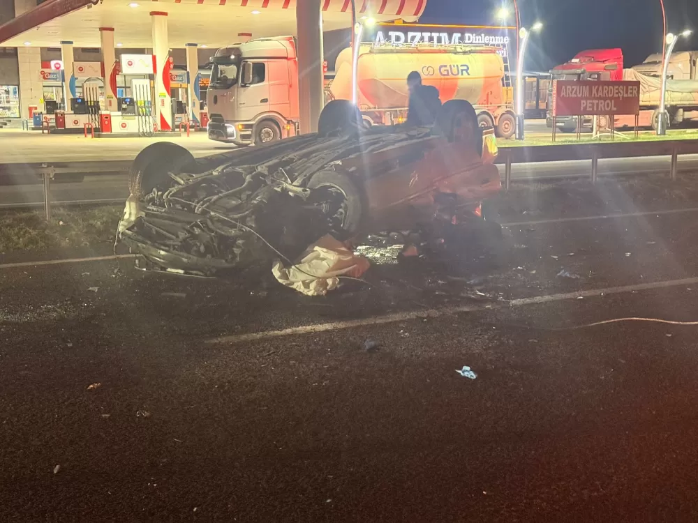 Ankara-Eskişehir yolu üzerinde otomobil, Tıra arkadan çarptı 1 ölü 1 ağır 3 yaralı