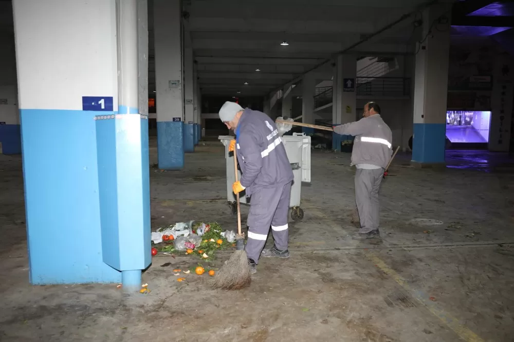 Bucak'ta pazar alanı pırıl pırıl oldu! Ekipler tertemiz yaptı