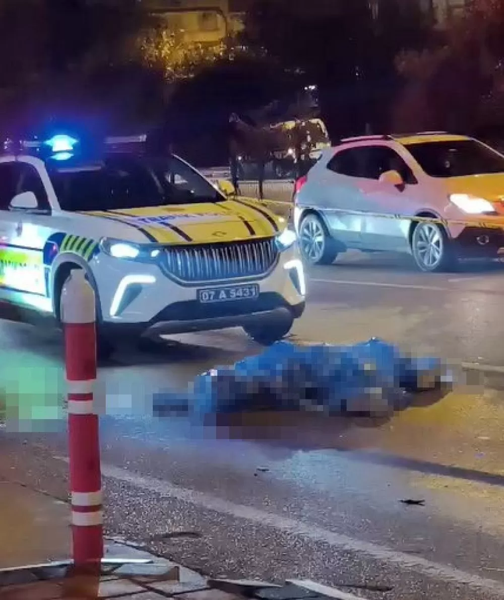 Antalya'da Gecenin acı Olayı Kamyon ile çarpışan 17 Yaşındaki genç Motor sürücüsü öldü