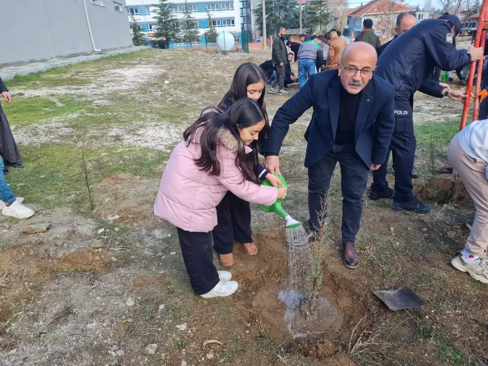 İnsan Hakları gününde Kemer'de fidanlar toprakla buluştu