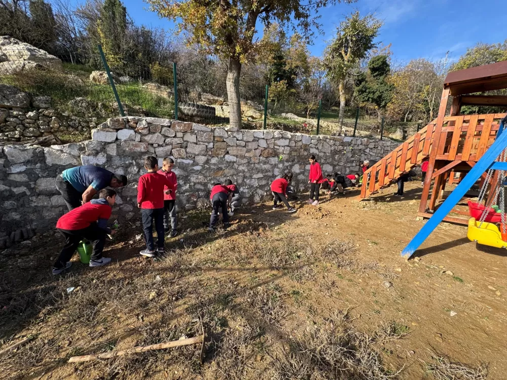 Bucak'ta minikler fidanları toprakla buluşturdu
