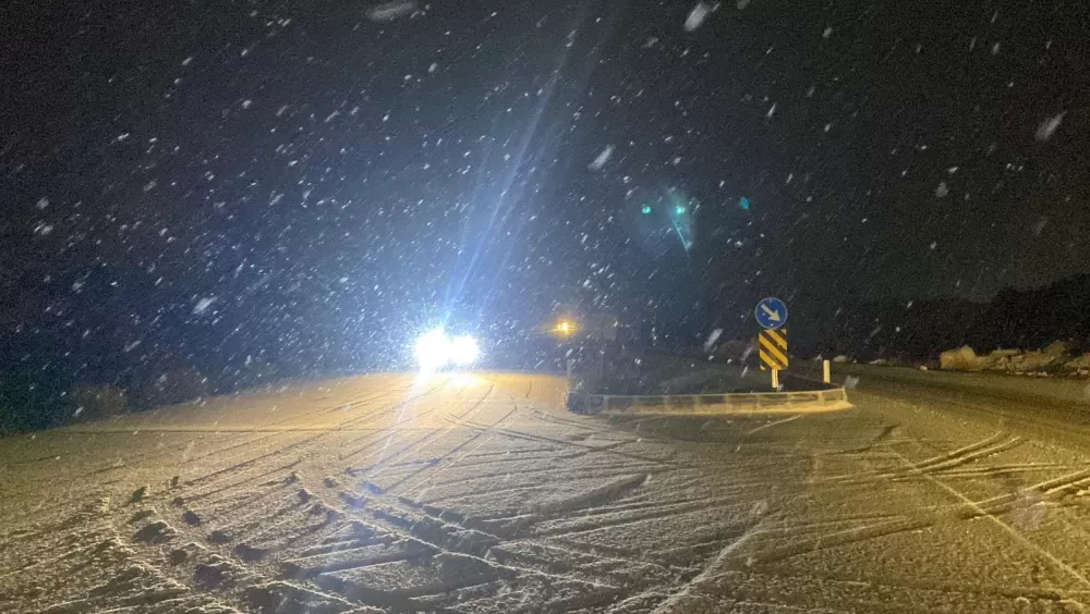 Burdur'da kar yağışı nedeniyle birçok araç yola kaldı
