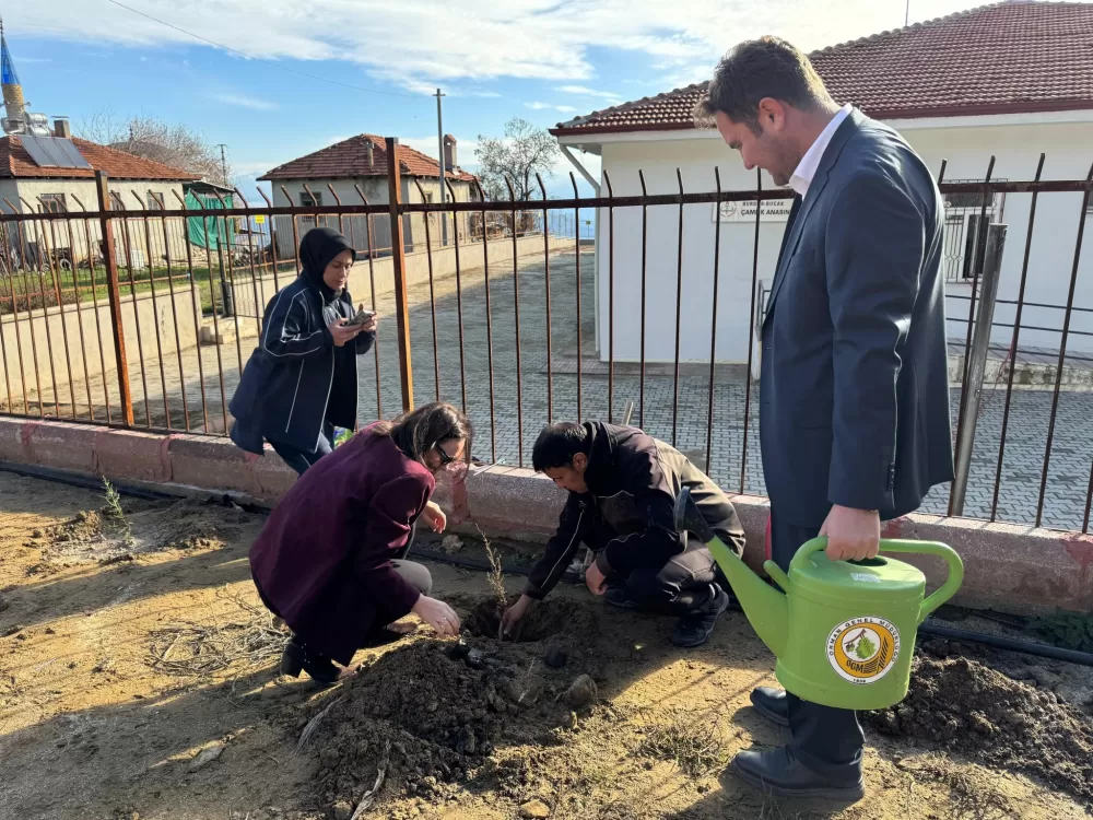 Bucak'ta minikler fidanları toprakla buluşturdu