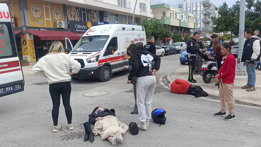 Motosikletler kavşakta çarpıştı, 2 kişi yaralandı: Kaza anı kamerada