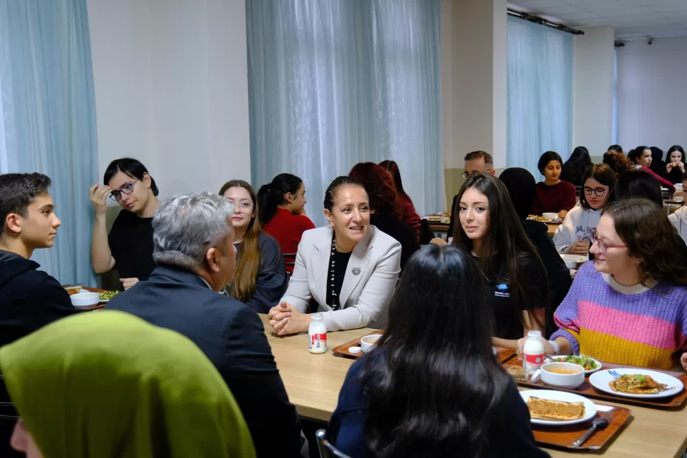 Burdur Valisi Bilgihan, öğrencilerle akşam yemeğinde buluştu