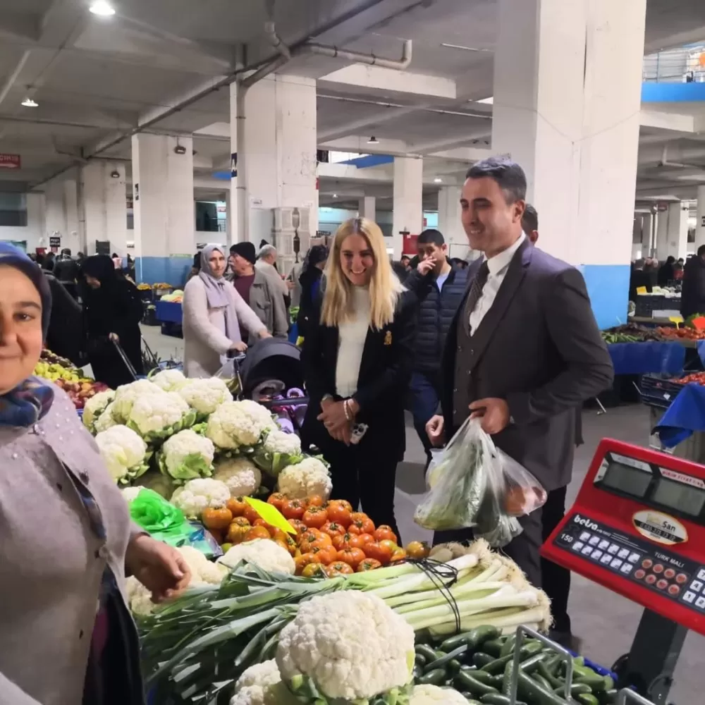 Kaymakam Kuruca Perşembe Pazarında! Pazar esnafıyla hasbihal etti