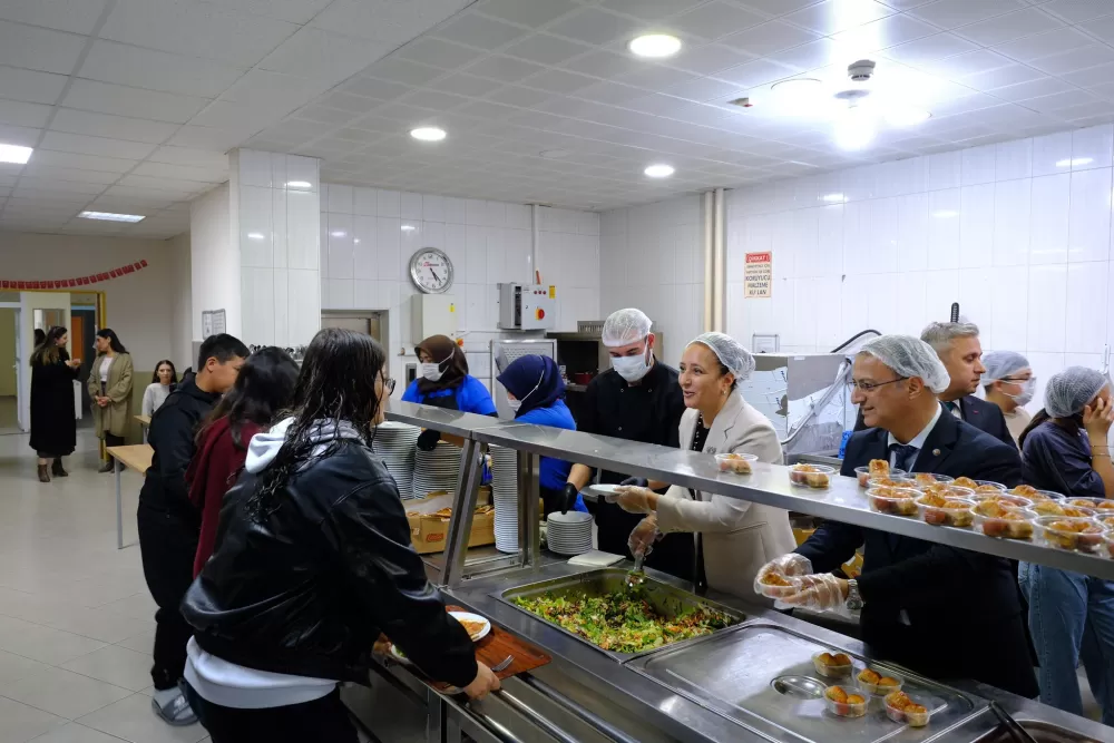 Burdur Valisi Bilgihan, öğrencilerle akşam yemeğinde buluştu