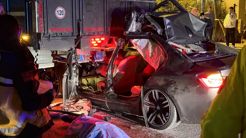 Adana'da lüks otomobil kamyona ok gibi saplandı: 1 ölü, 2 yaralı