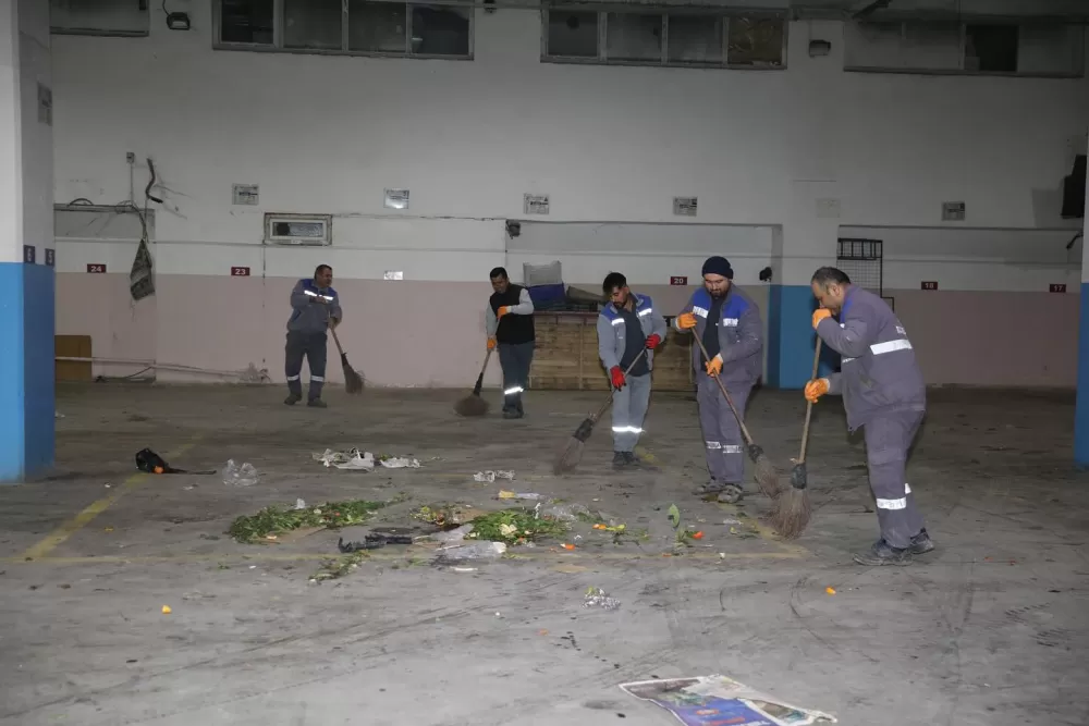 Bucak'ta pazar alanı pırıl pırıl oldu! Ekipler tertemiz yaptı