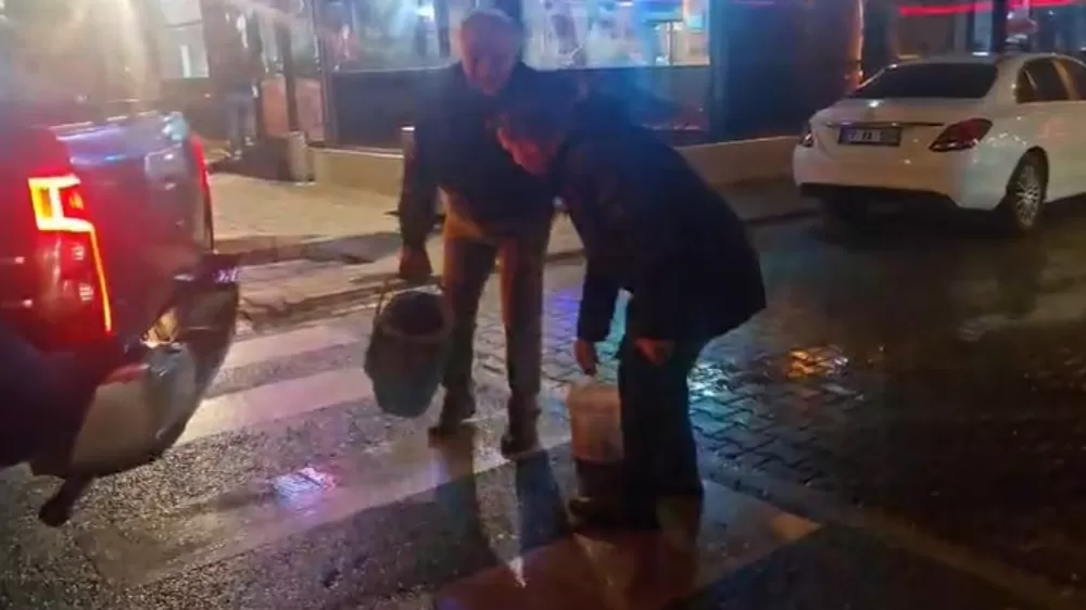 Alanya'da  Yolda oluşan çukurları görünce dayanamayan esnaf kum ve çakılla çukurları kendisi kapattı