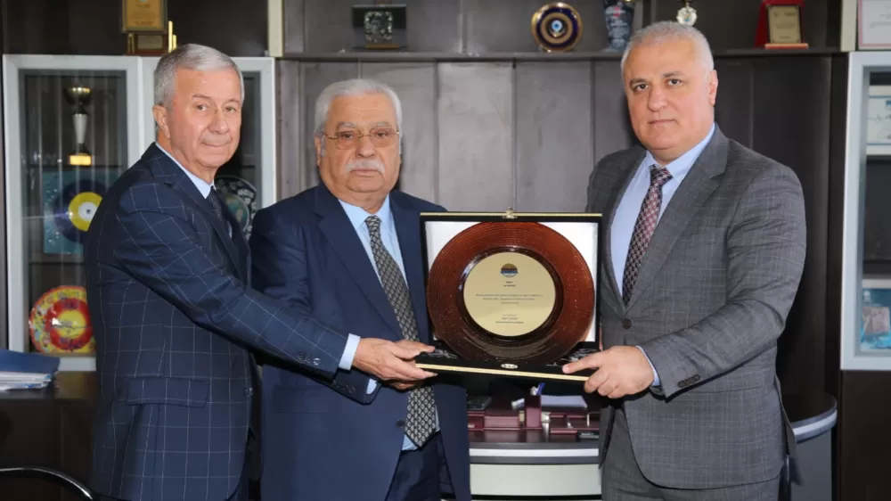 Alanya’nın vergi rekortmenlerine plaketleri işyerlerinde verildi 