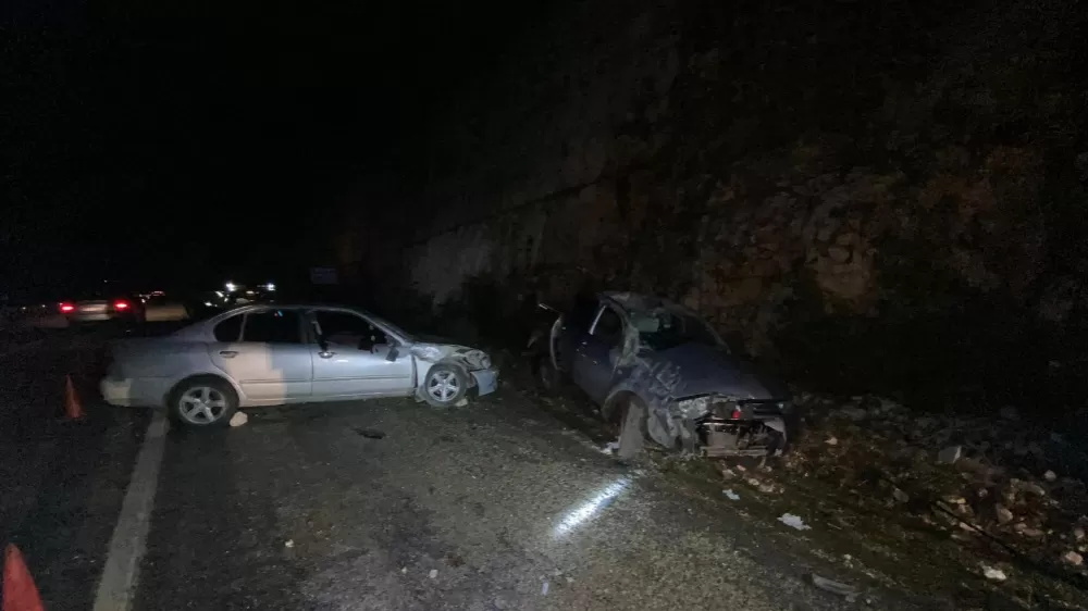 Antalya’da aynı yönde giden iki otomobil çarpıştı:4 yaralı