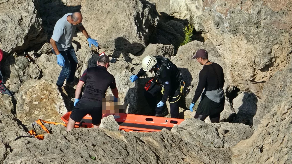 Antalya'da falezlerdeki şüpheli ölümde gözaltına alınan 2 kişi adli kontrolle serbest bırakıldı