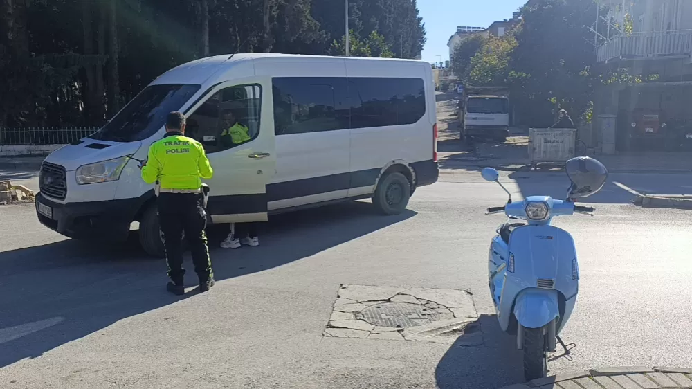 Antalya'da kaza minibüs ile motosiklet çarpıştı