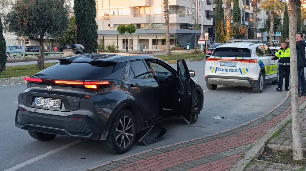 Antalya'da motosiklet ile otomobil çarpıştı: 2 yaralı