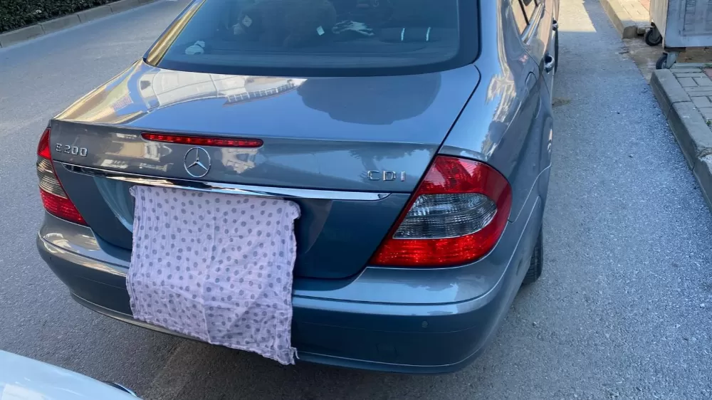 Antalya'da plakası bezle kapatılan Mercedes plakasız çıktı