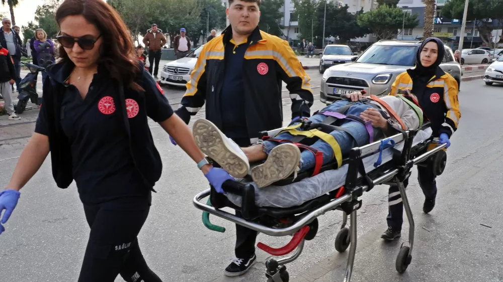 Antalya'da taksi ile çarpışan motosikletli gençler metrelerce sürüklendi