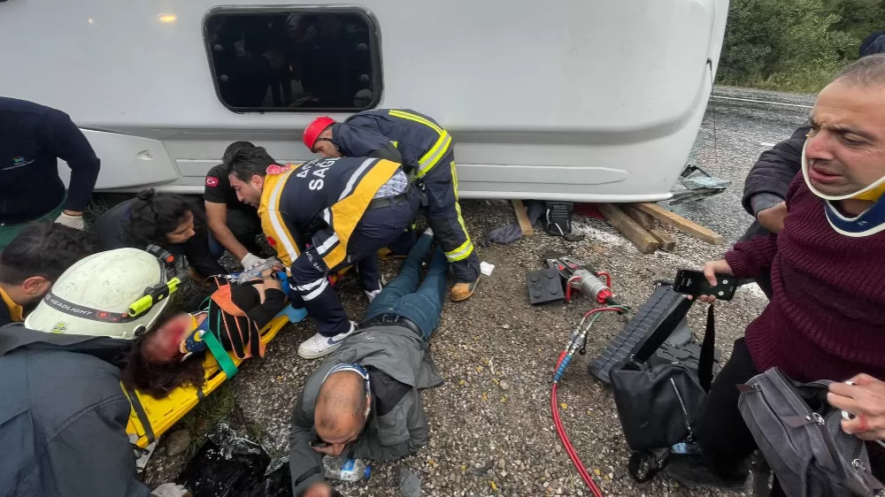 Antalya-Kumluca Karayolu Kemer'de  midibüs devrildi 6 yaralı