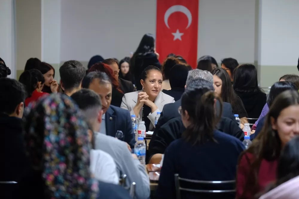 Burdur Valisi Bilgihan, öğrencilerle akşam yemeğinde buluştu