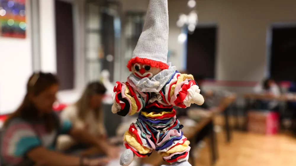 Atık kumaşlar kadınların emeğiyle yılbaşı maskotlarına dönüştü