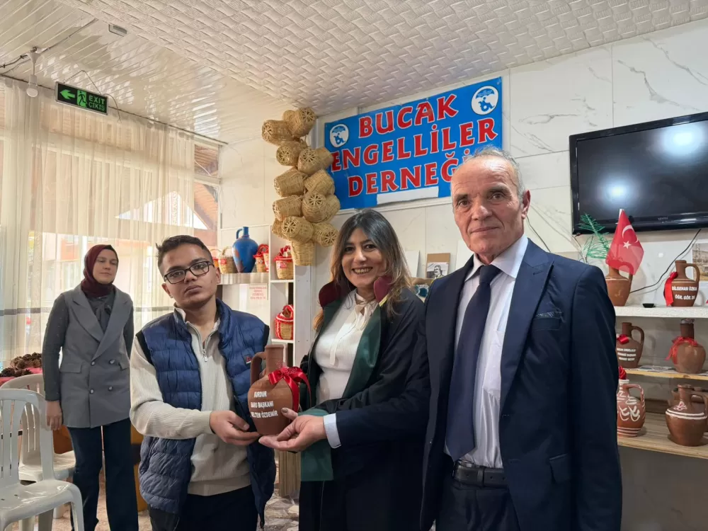 Bucak’ta engelli bireylere anlamlı jest Temsili cübbe ve ruhsat töreni