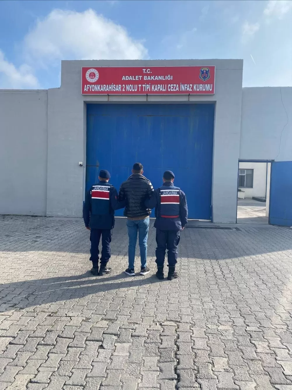 Çeşitli suçlardan aranan 12 kişi tutuklandı