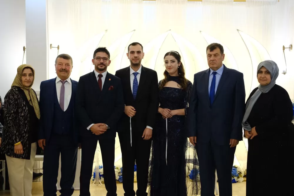 Başkan Ahmet Sedat Oktay, Korkuteli’nde nişan yüzüklerini taktı