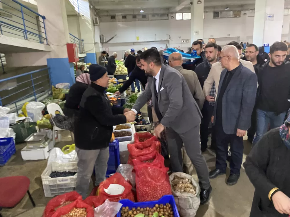 Başkan adayı Tuğcu’dan dev perşembe pazarı çıkartması! Esnaftan pazarda yoğun ilgi