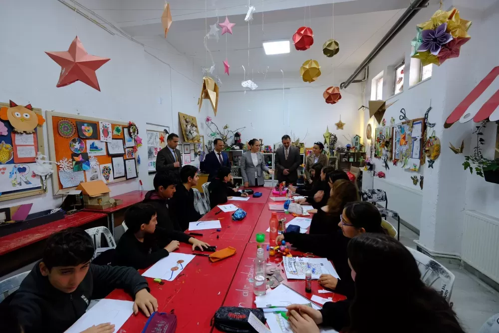 Burdur Valisi Bilgihan'dan okullara ziyaret Tek tek gezdi öğrencilerle sohbet etti