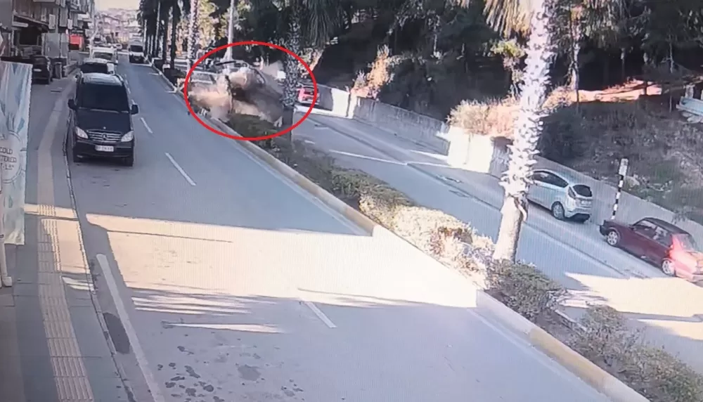 Virajı alamayan otomobil refüjdeki aydınlatma direğine çarpıp takla attı: 2 yaralı