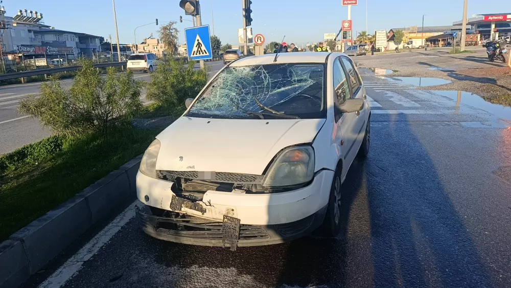 Otomobille çarpışan motosikletli metrelerce havaya savruldu