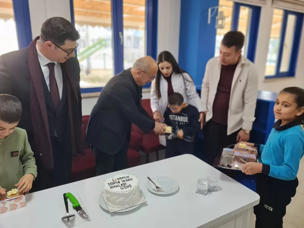 İnsan Hakları gününde Kemer'de fidanlar toprakla buluştu