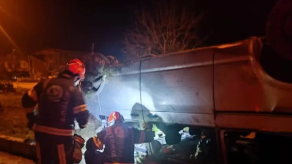 Denizli'de kaza otomobil yan yattı hurdaya döndü