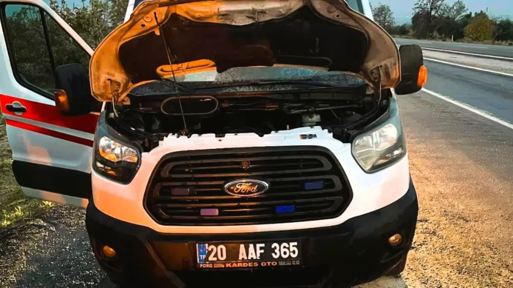 Denizli'de seyir halindeki ambulansta yangın çıktı