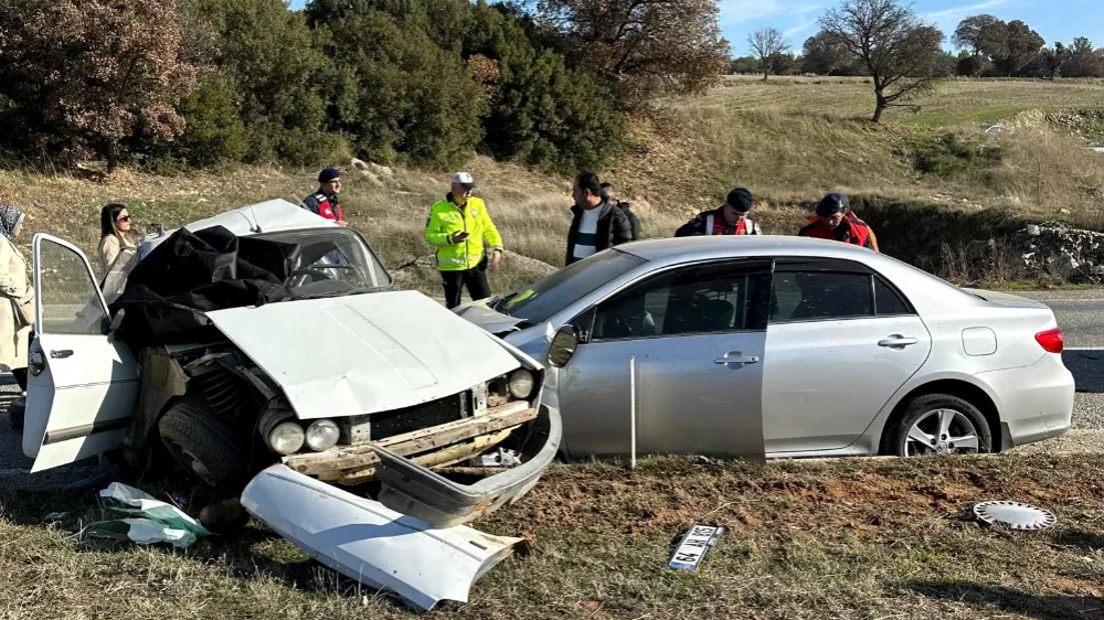 Denizli-Uşak kara yolunda İki otomobilin çarpıştığı kazada yaşlı çift hayatını kaybetti
