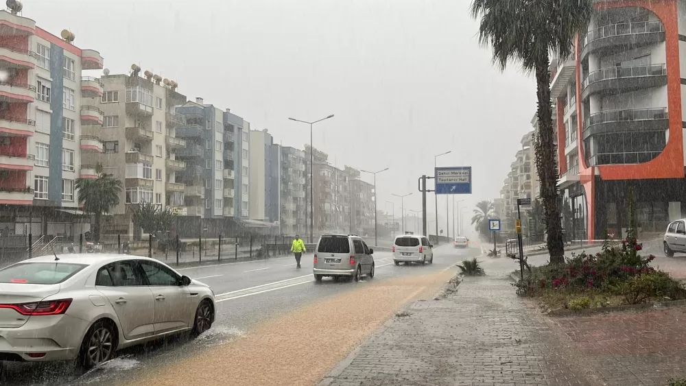 Alanya Yağmura teslim oldu sağanak yağışta Alt geçitlerde araçlar mahsur kaldı