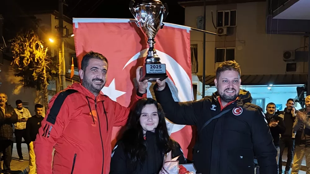 Dünya şampiyonu Zehra’yı mahalle sakinleri törenle karşıladı