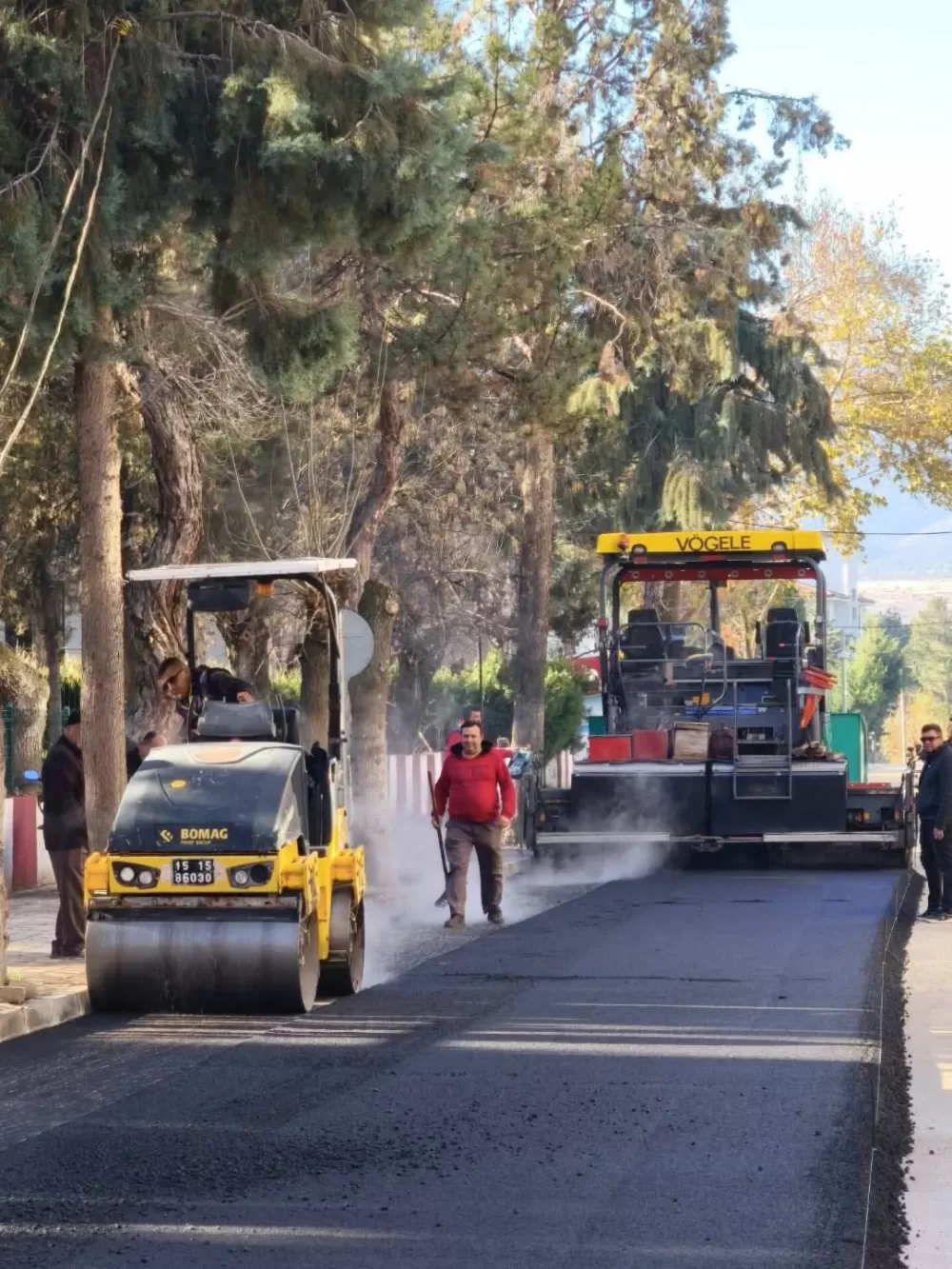 Yeşilova’da Hükümet Caddesi sıcak asfalta kavuşuyor