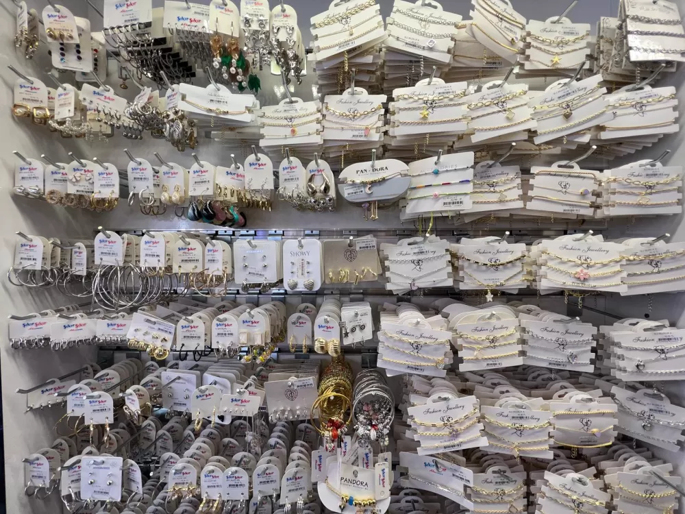 9 yıllık şıkır şıkır efsanesinde kampanya Hediyelik eşyalardan teknoloji köşesi ve bijuteriye yok yok