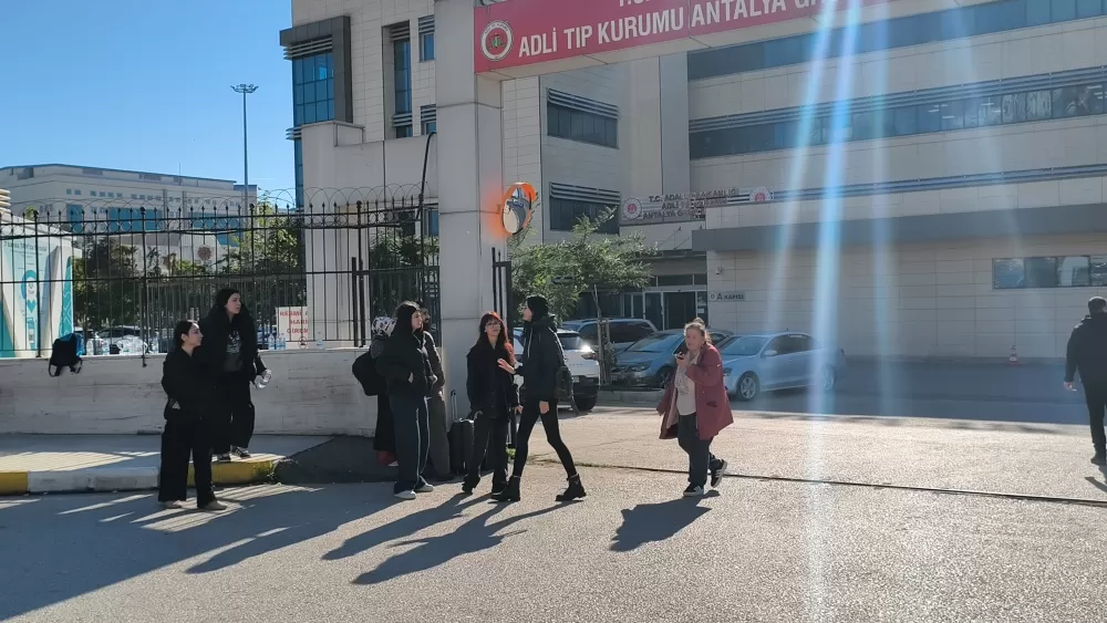 Antalya'da kamyonun altında kalarak hayatını kaybeden lise öğrencisinin cenazesi teslim alındı