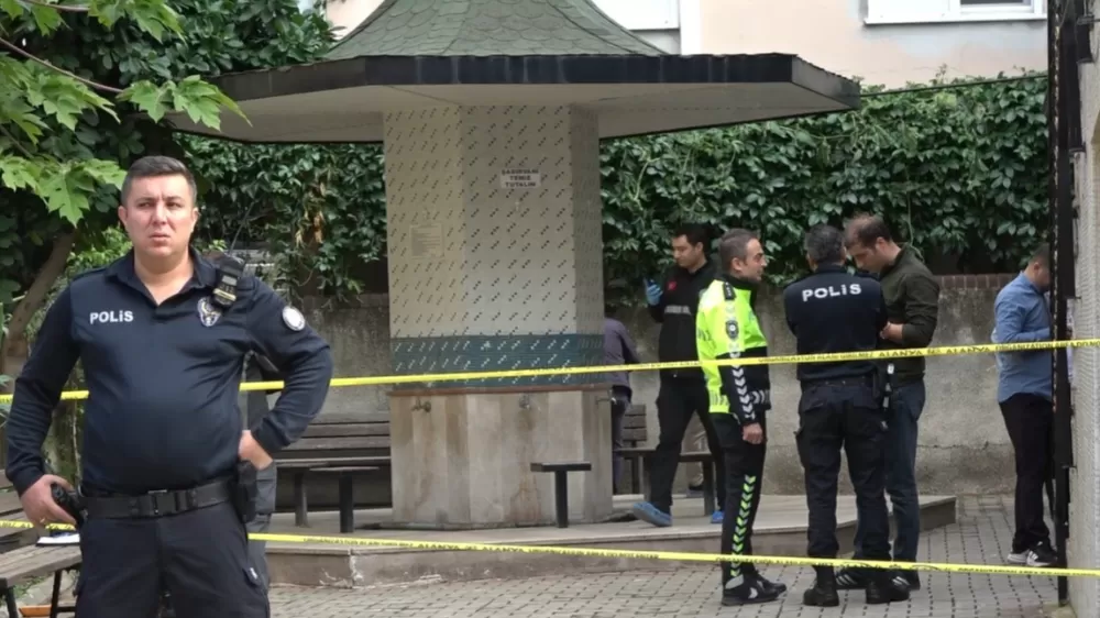 Genç kadın toplantı için beklediği dayısının silahından çıkan kurşunlarla hayatını kaybetmiş