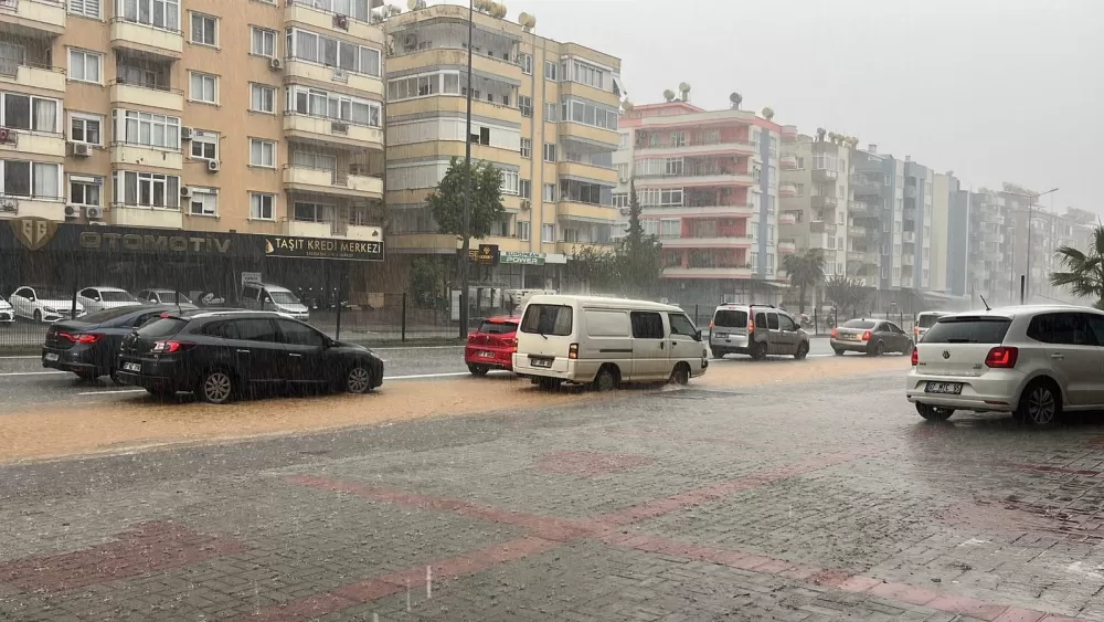 Alanya Yağmura teslim oldu sağanak yağışta Alt geçitlerde araçlar mahsur kaldı