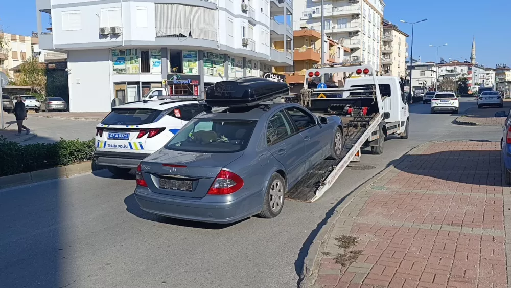 Antalya'da plakası bezle kapalı otomobil trafikten men edildi