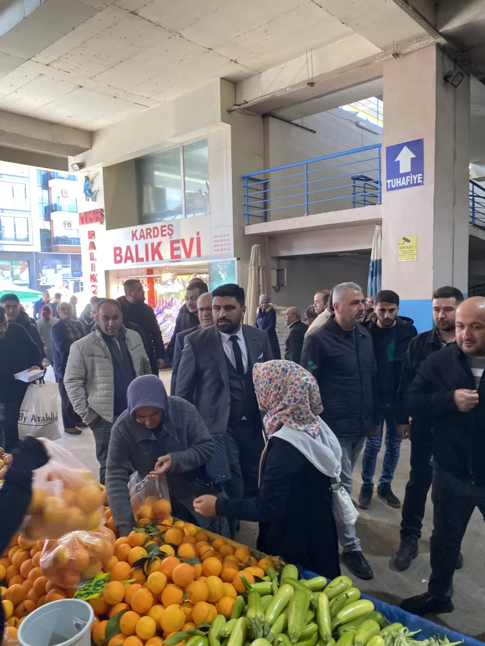 Başkan adayı Tuğcu’dan dev perşembe pazarı çıkartması! Esnaftan pazarda yoğun ilgi