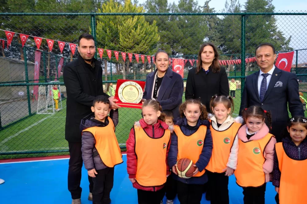Burdur’da yeni spor alanı öğrencilerin kullanımına açıldı Vali Bilgihan açılışa katıldı