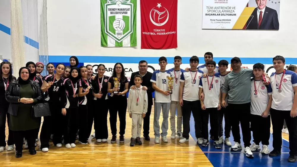 Hem öğrenci, hem okul müdürü olarak voleybolda kupalar kaldırmayı başardı