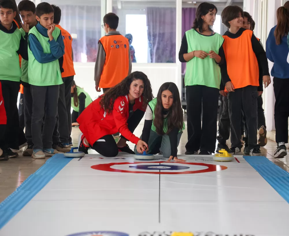 Antalya’da kız çocukları Floor Curling ile tanıştı