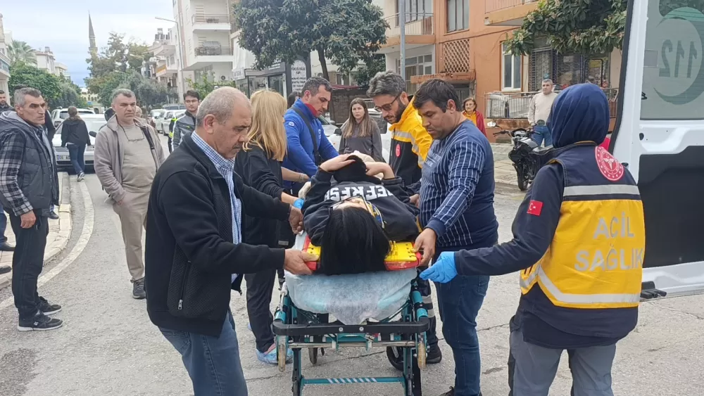 Motosikletler kavşakta çarpıştı, 2 kişi yaralandı: Kaza anı kamerada
