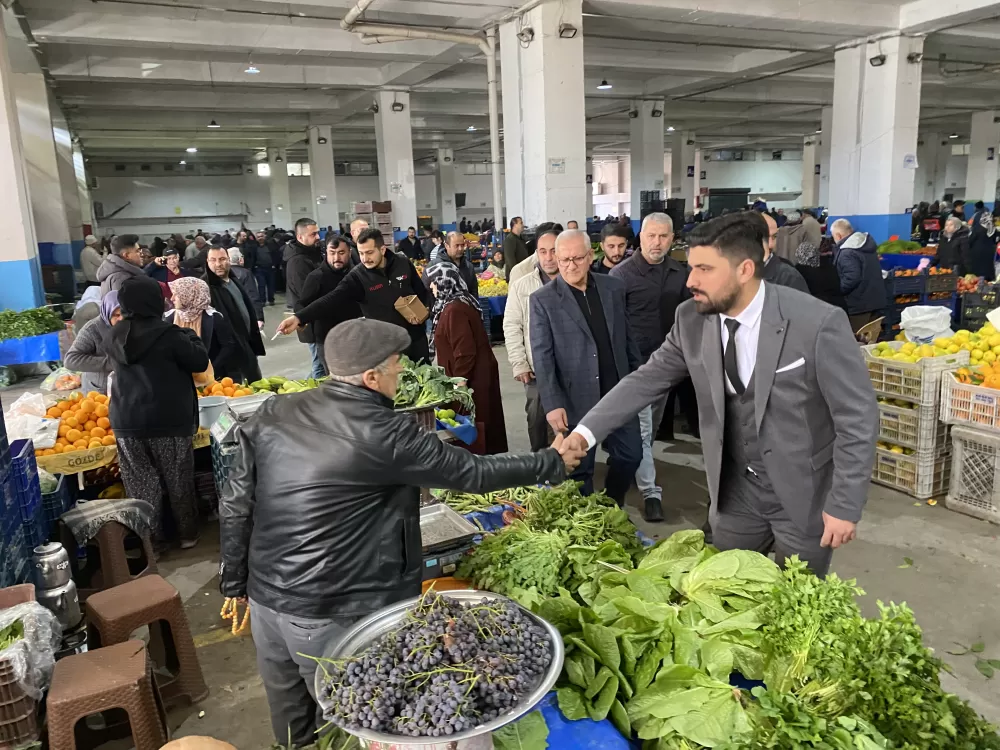 Başkan adayı Tuğcu’dan dev perşembe pazarı çıkartması! Esnaftan pazarda yoğun ilgi