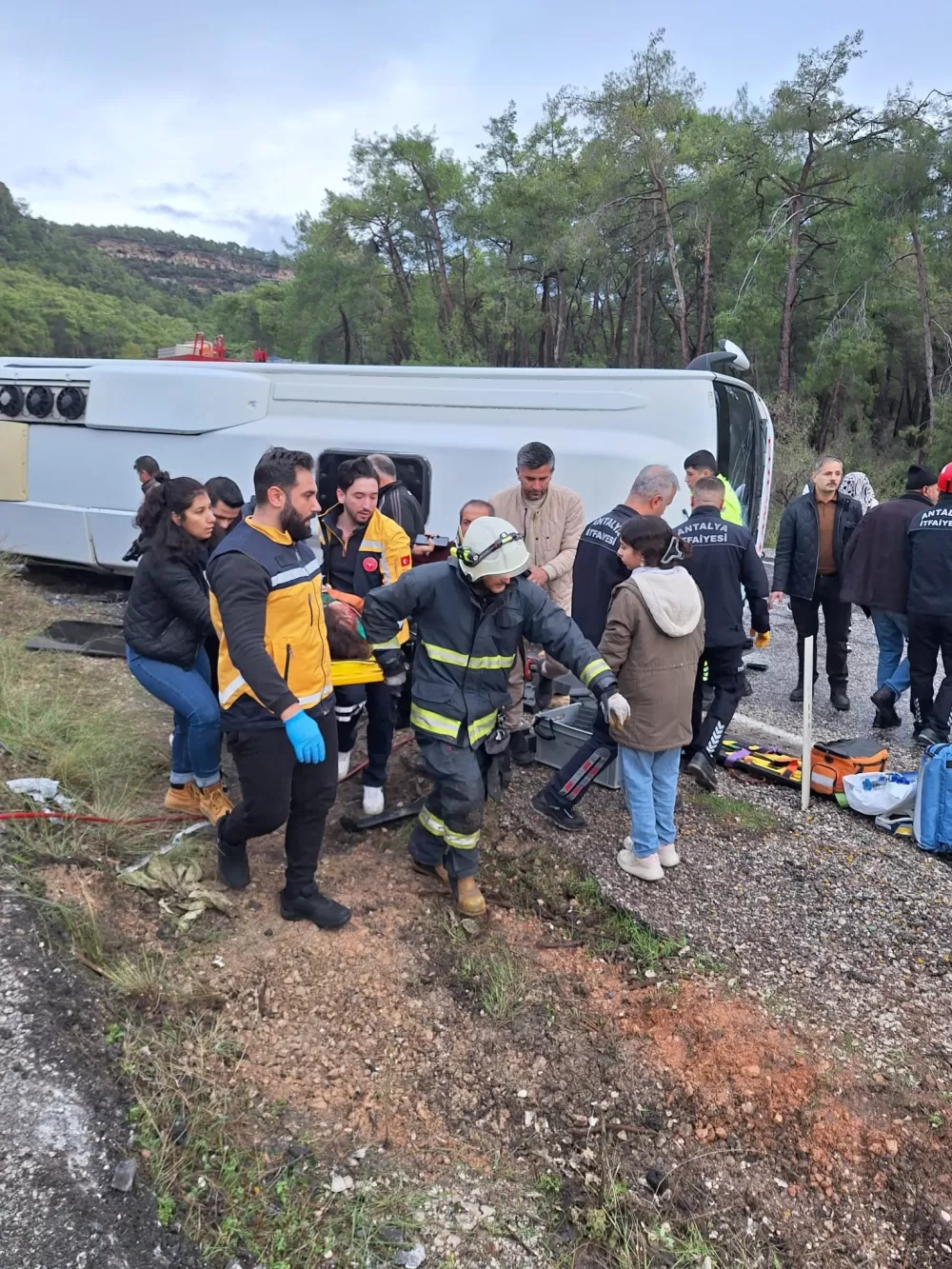 Antalya-Kumluca Karayolu Kemer'de midibüs devrildi 6 yaralı